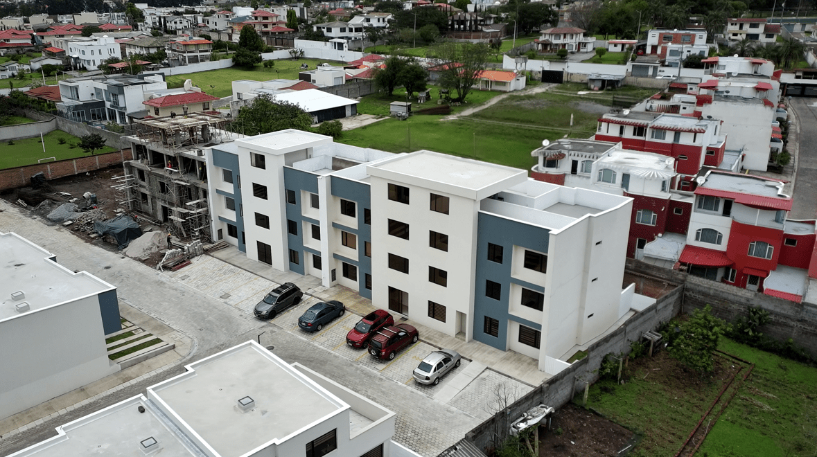 Edificio de tres pisos en el Valle de los Chillos. Al lado esta otra etapa en construcción.