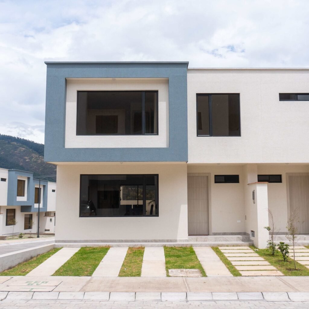 Casa modelo en el proyecto Porto Alegre en La Armenia en el Vale de los Chillos, Quito. Huasipichai.