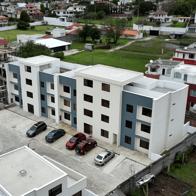 Edificio de tres pisos en el Valle de los Chillos. Al lado esta otra etapa en construcción.