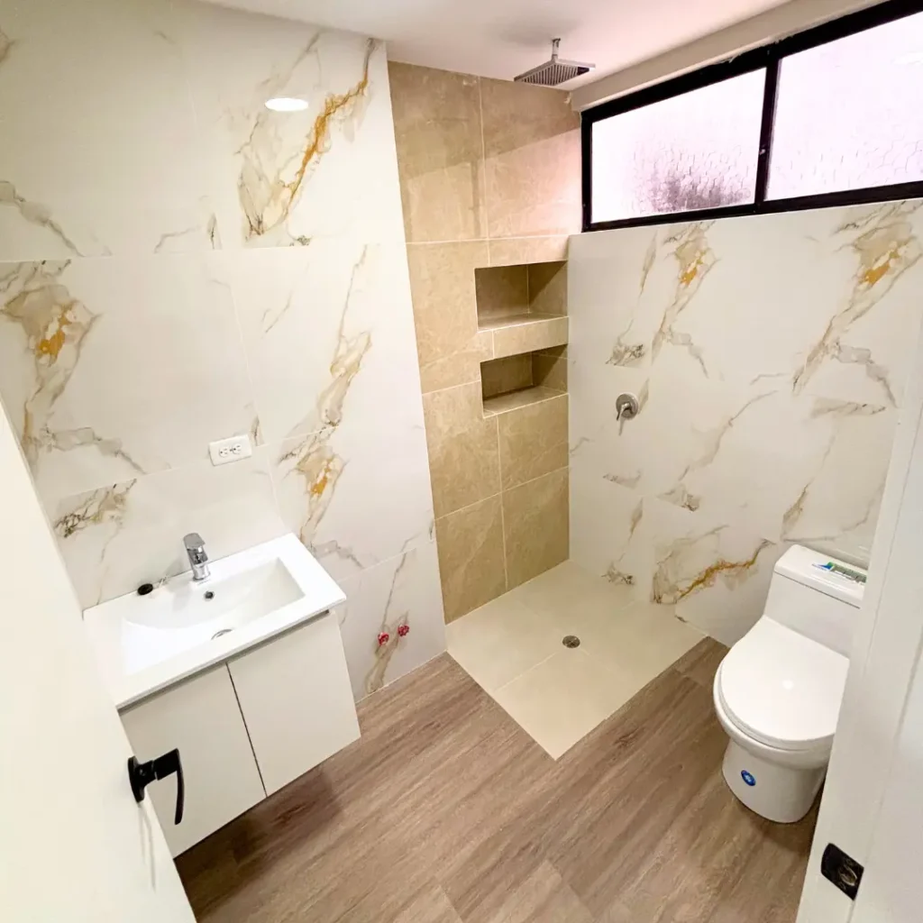 Baño completo del departamento en Teran Towers, La Magdalena, Sur de Quito, comercializado por Huasipichai.