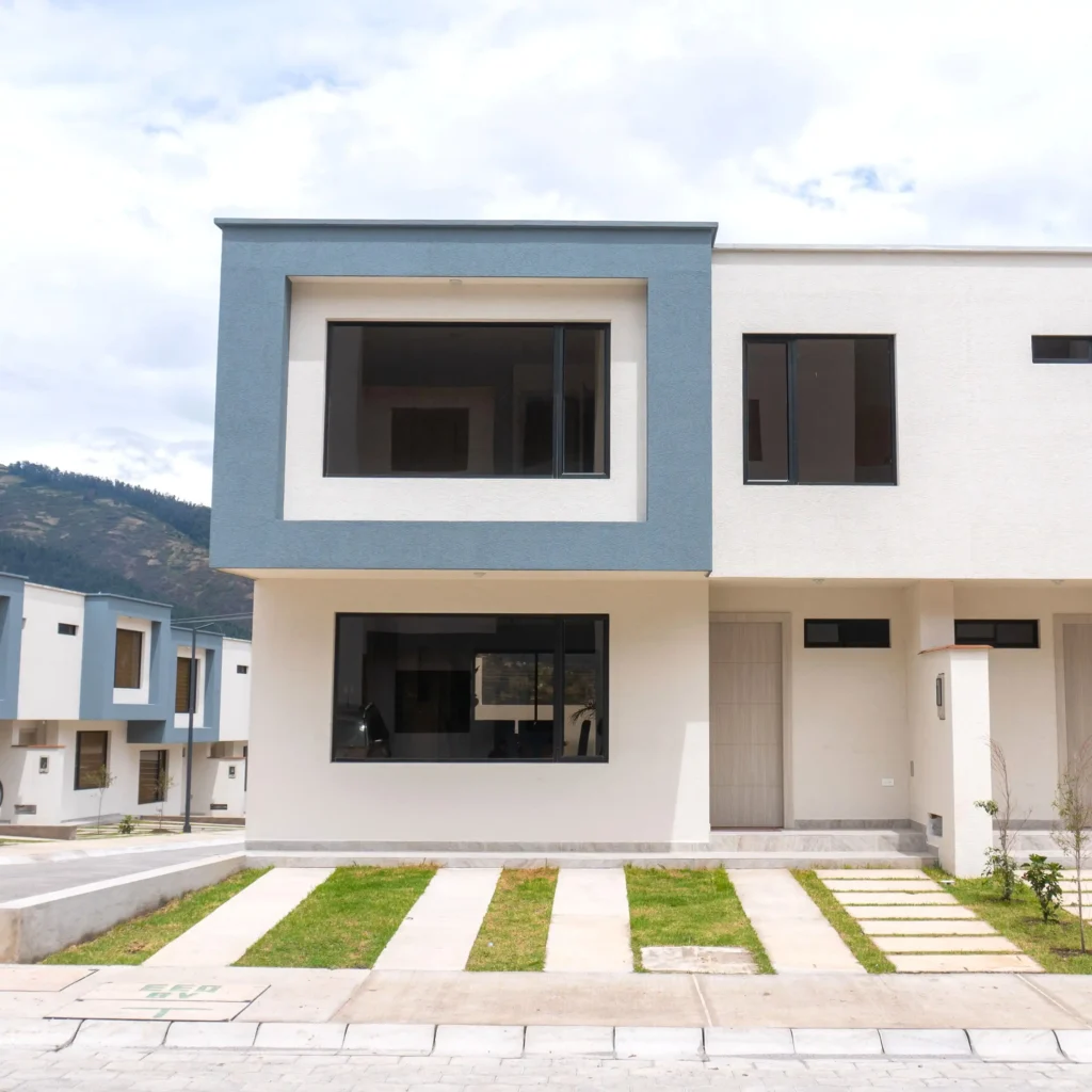 Vista de la fachada de la casa de venta en el conjunto Porto Alegre en La Armenia. Comercializado por Huasipichai.