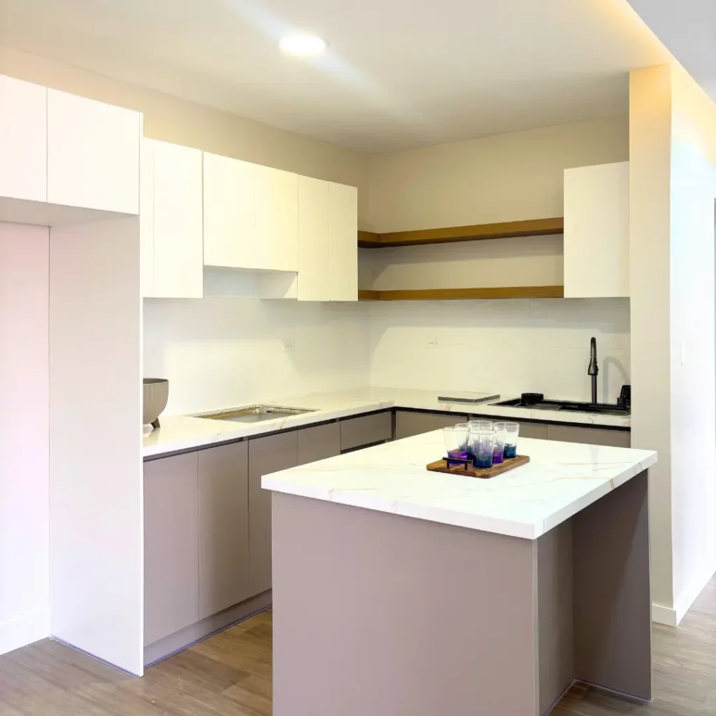 Cocina del departamento en Teran Towers, La Magdalena, Sur de Quito, comercializado por Huasipichai.