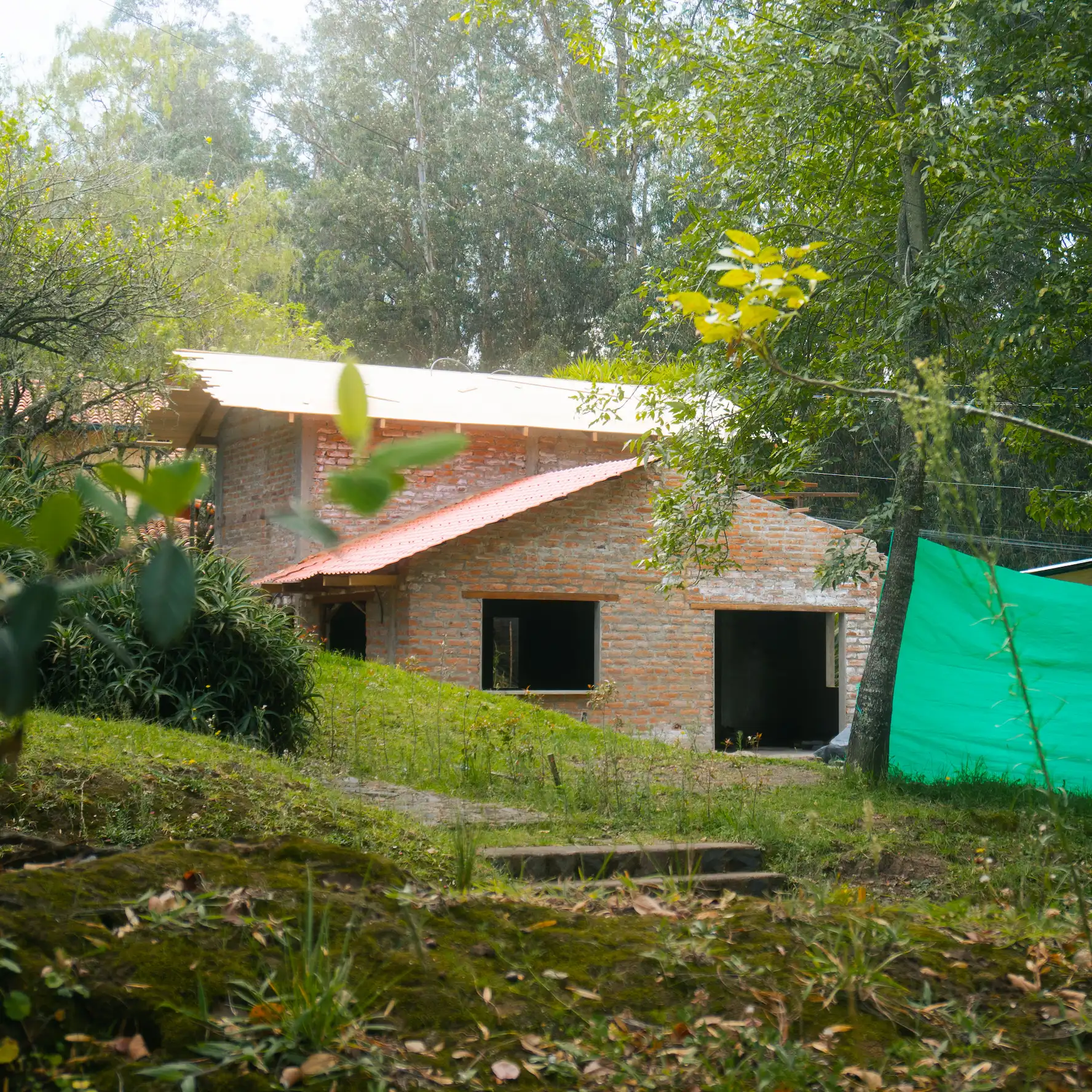 Vista de la fachada de la casa en construcción ubicada en El Refugio, vía Pintag, Valle de los Chillos. Construida por Huasipichai.