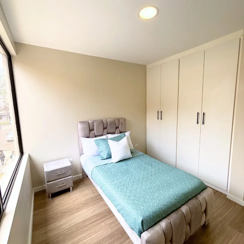 Habitación simple del departamento en Teran Towers, La Magdalena, Sur de Quito, comercializado por Huasipichai.