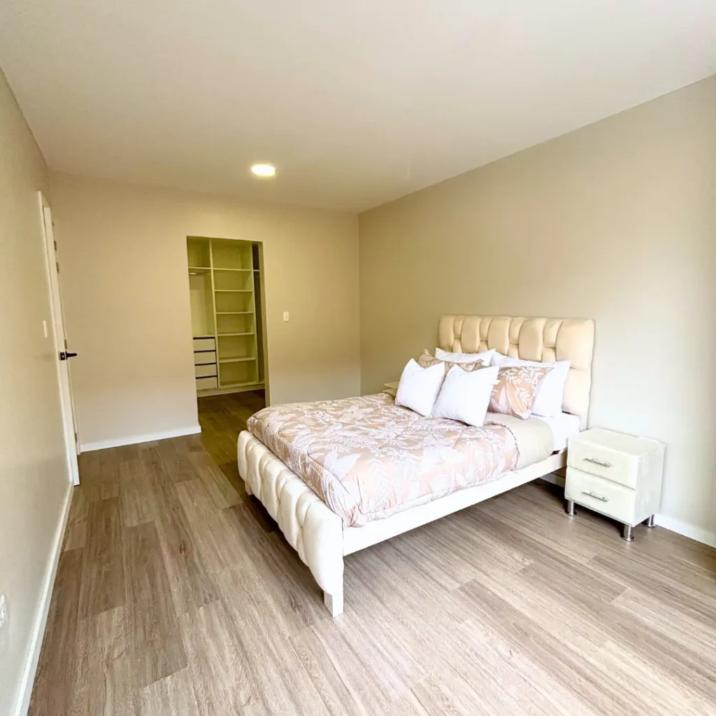 Habitación master del departamento en Teran Towers, La Magdalena, Sur de Quito, comercializado por Huasipichai.