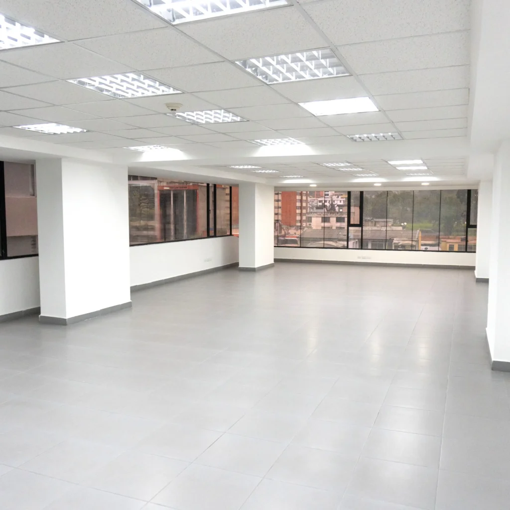 Vista de una de las oficinas de arriendo en el edificio Platinum G, en el sector financiero de Quito, gestionada por Huasipichai.