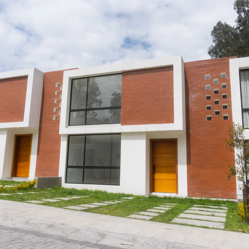 Vista de la fachada de la casa de venta en el Conjunto La Martina, ubicado en La Armenia, Valle de los Chillos. Comercializada por Huasipichai.