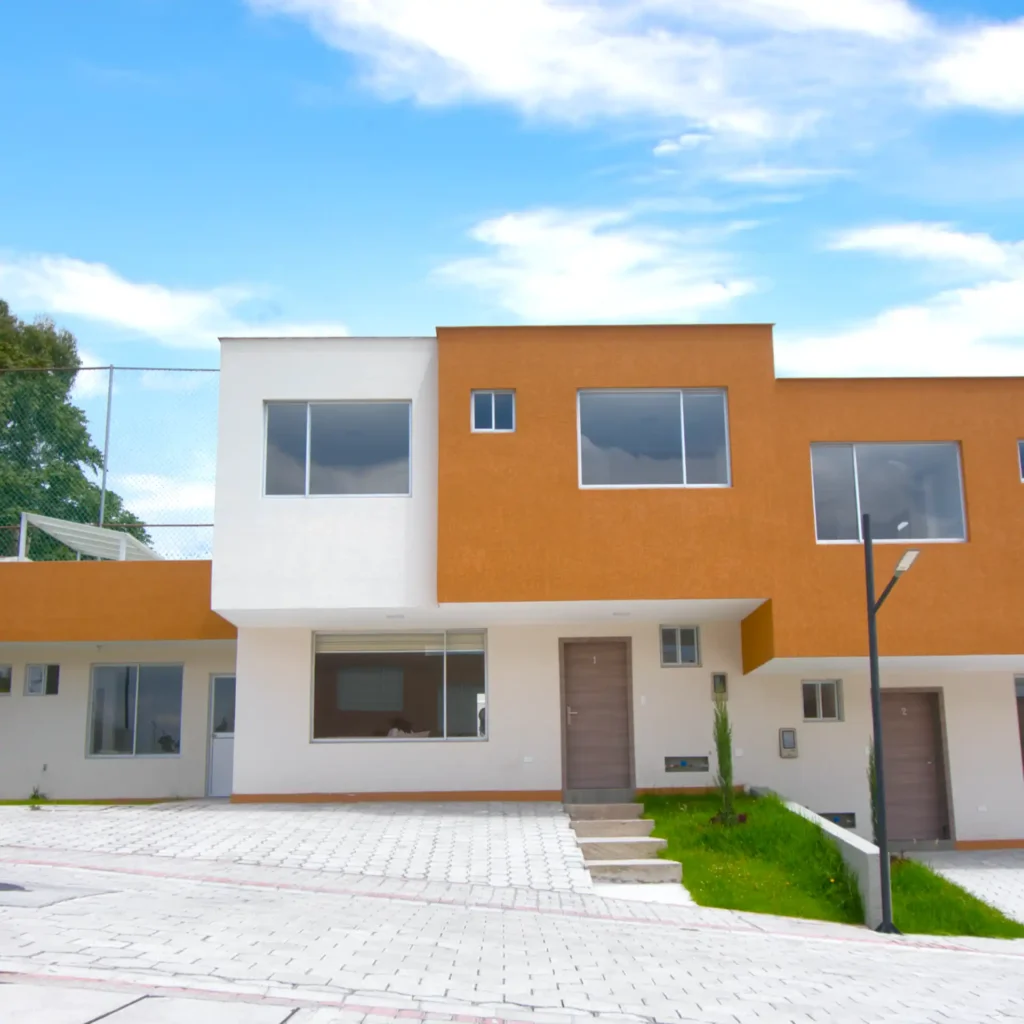 Vista de la fachada de la casa de venta en el Conjunto San Alfonso 2, ubicado en La Armenia, Valle de los Chillos. Comercializada por Huasipichai.