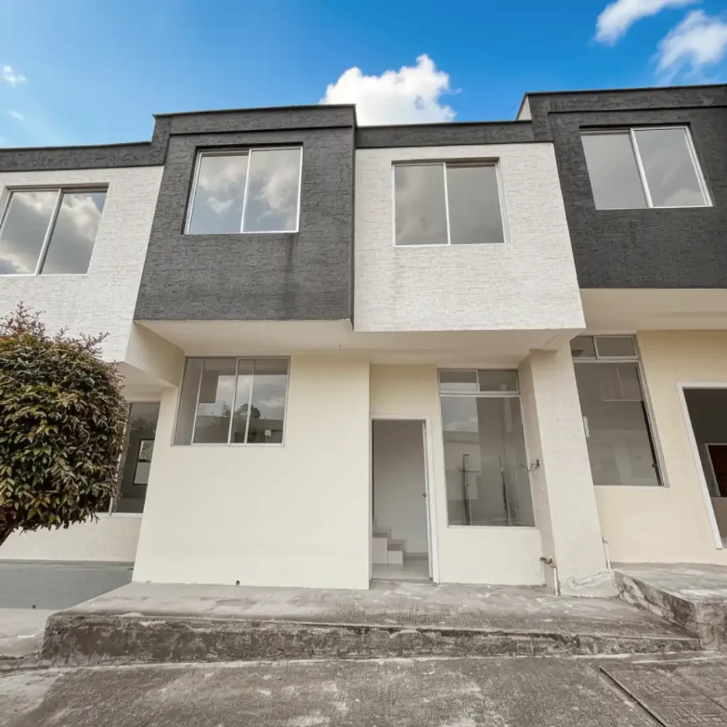 Vista de la fachada de la casa de venta en el Conjunto Solei, ubicado en La Armenia, Valle de los Chillos. Comercializada por Huasipichai.