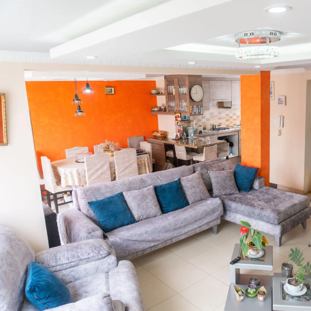 Vista de la sala y comedor de la casa de venta en el sector El Cabre en Sangolquí, comercializada por Huasipichai.