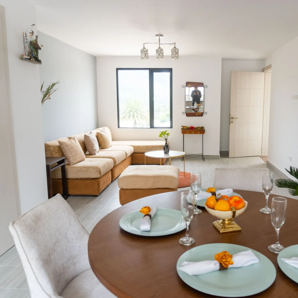 Vista del comedor y sala de los departamentos de venta en el conjunto Porto Alegre en La Armenia. Comercializado por Huasipichai.