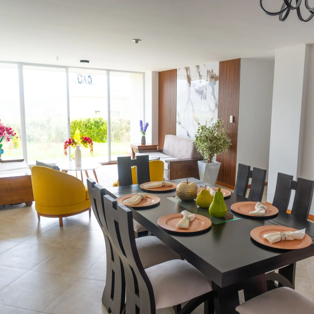 Vista del comedor y sala del departamento, de venta, en el edificio Belo Horizonte en La Armenia. Comercializado por Huasipichai.