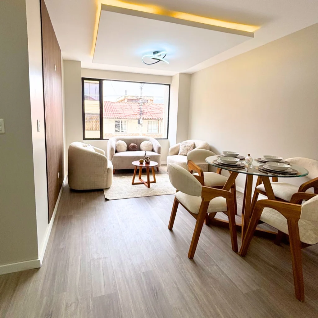 Vista del comedor y sala de los departamentos Teran Towers, de venta, en La Magdalena, Sur de Quito. Comercializado por Huasipichai.